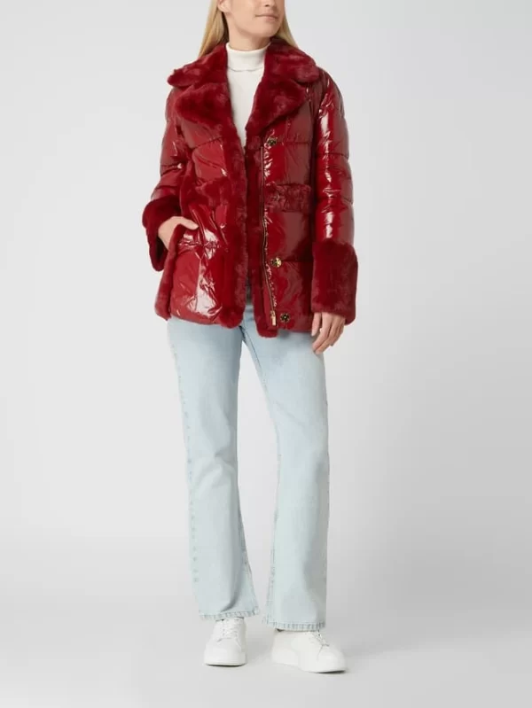 Marciano Guess Steppjacke Mit Webpelzbesatz Modell ‘Bessie’ – Dunkelrot 1