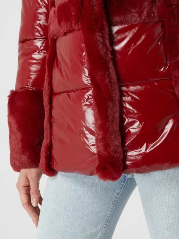 Marciano Guess Steppjacke Mit Webpelzbesatz Modell ‘Bessie’ – Dunkelrot 4